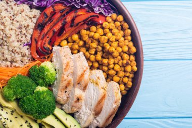 Avokado, tavuk, biber, quinoa ve nohut ile Buda kase. Sağlıklı gıda