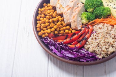 Avokado, tavuk, biber, quinoa ve nohut ile Buda kase. Sağlıklı gıda