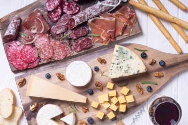 Peynir ve sosis: jambon, salam, jamon, camembert, brie, parmesan .