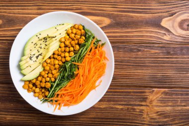 Avokado, salatalık, havuç ve nohut ile Buda kase. Sağlıklı vegan gıda