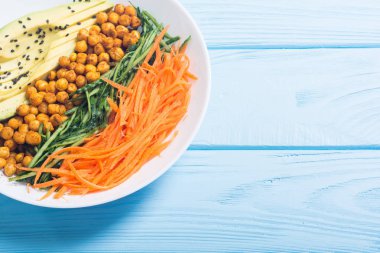 Avokado, salatalık, havuç ve nohut ile Buda kase. Sağlıklı vegan gıda