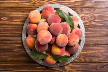 Olgun Şeftali meyve rustik arka plan üzerinde. Yaz sağlıklı gıda