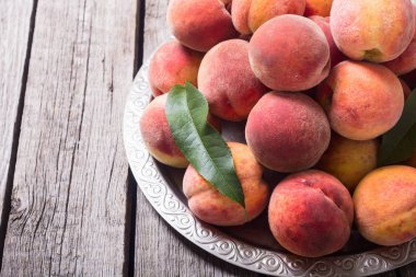 Olgun Şeftali meyve rustik arka plan üzerinde. Yaz sağlıklı gıda