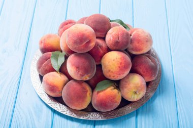 Olgun Şeftali meyve rustik arka plan üzerinde. Yaz sağlıklı gıda