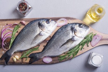 Çiğ dorado balık ve yemek pişirmek için ingridient. Deniz ürünleri
