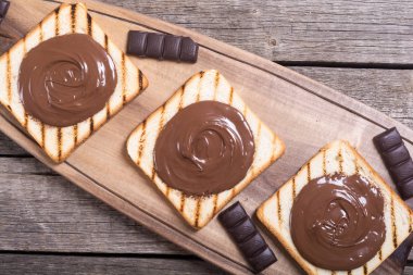 somun nuga krem sandviç çikolata ile