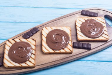 somun nuga krem sandviç çikolata ile