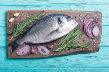 Çiğ dorado balık ve yemek pişirmek için ingridient. Deniz ürünleri