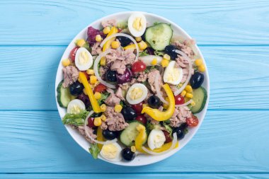 Ton balığı salatası sebze, yumurta ve zeytin. Sağlıklı gıda arka plan