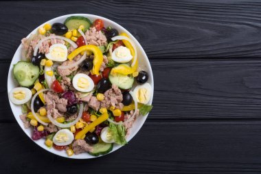 Ton balığı salatası sebze, yumurta ve zeytin. Sağlıklı gıda arka plan