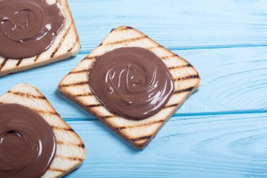 somun nuga krem sandviç çikolata ile