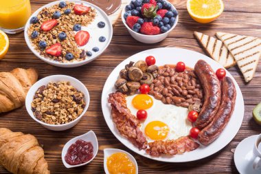 Yoğurt, meyve, meyve, kahve ve meyve suyu ile İngiliz kahvaltısı sağlıklı dengeli