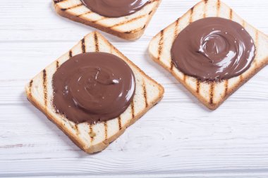 somun nuga krem sandviç çikolata ile