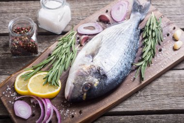 Çiğ dorado balık ve yemek pişirmek için ingridient. Deniz ürünleri