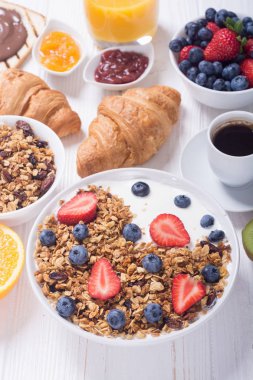 Sağlıklı kahvaltı. Granola yoğurt ve meyve, meyve suyu, reçel ve kahve