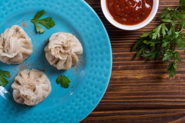 Gürcü köfte Hıngel domates sosu ve maydanoz ile