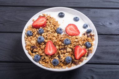 Yoğurt granola ve çilek (böğürtlen ve çilek ile )