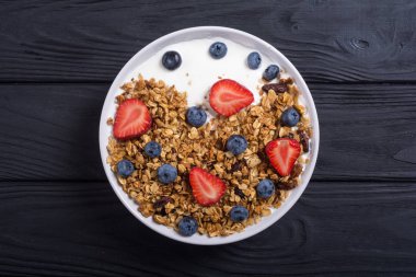 Yoğurt granola ve çilek (böğürtlen ve çilek ile )