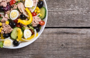 Ton balığı salatası sebze, yumurta ve zeytin. Sağlıklı gıda arka plan