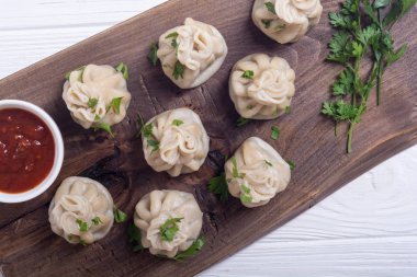 Gürcü köfte Hıngel domates sosu ve maydanoz ile