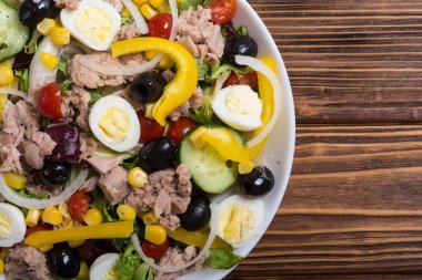 Ton balığı salatası sebze, yumurta ve zeytin. Sağlıklı gıda arka plan