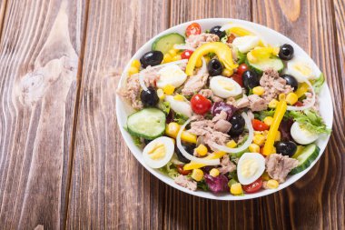 Ton balığı salatası sebze, yumurta ve zeytin. Sağlıklı gıda arka plan