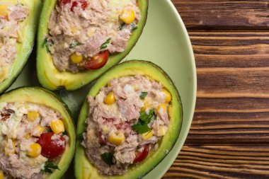 Salata sebze, maydanoz ve yumurta ile doldurulmuş avokado