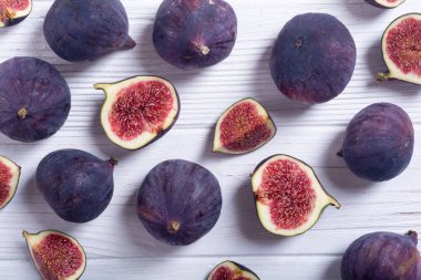 Sonbahar taze meyve incir. Rustik arka plan üzerinde sağlıklı gıda