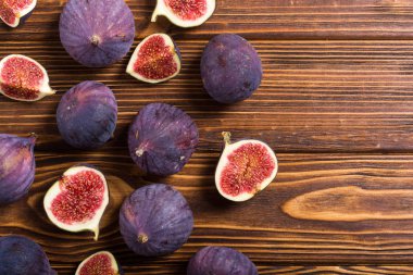 Sonbahar taze meyve incir. Rustik arka plan üzerinde sağlıklı gıda