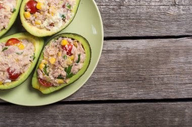 Salata sebze, maydanoz ve yumurta ile doldurulmuş avokado