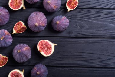 Sonbahar taze meyve incir. Rustik arka plan üzerinde sağlıklı gıda