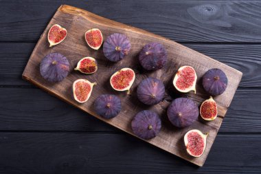 Sonbahar taze meyve incir. Rustik arka plan üzerinde sağlıklı gıda