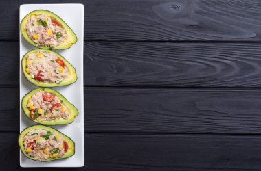 Salata sebze, maydanoz ve yumurta ile doldurulmuş avokado