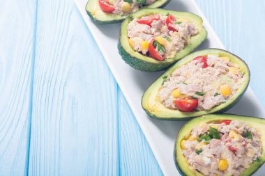 Salata sebze, maydanoz ve yumurta ile doldurulmuş avokado