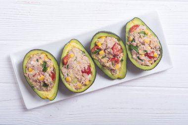 Salata sebze, maydanoz ve yumurta ile doldurulmuş avokado