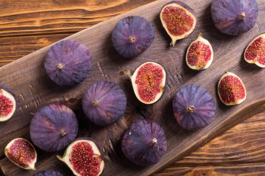 Sonbahar taze meyve incir. Rustik arka plan üzerinde sağlıklı gıda