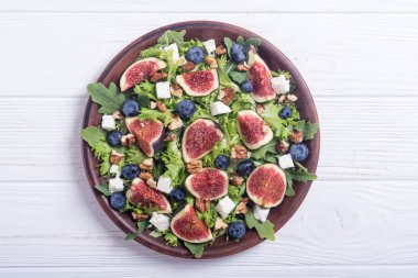 İncir peynir, yaban mersini, ceviz ve roka salatası. Sonbahar sağlıklı gıda