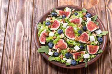 İncir peynir, yaban mersini, ceviz ve roka salatası. Sonbahar sağlıklı gıda