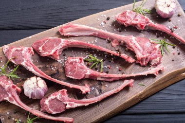 Ham kaburga veya rack kuzu ve ingridient. Gıda arka plan