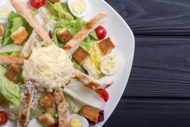 Tavuk, yumurta, domates ve kruton ceasar salata