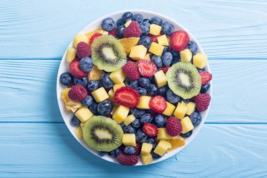 Taze meyve ve meyve salatası. Sağlıklı vitamin gıda arka plan .