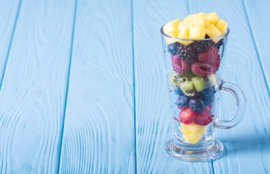 Taze meyve ve çilek salatası cam. Sağlıklı vitamin gıda arka plan .