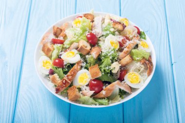 Tavuk, yumurta, domates ve kruton ceasar salata