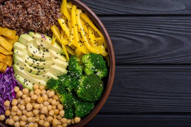 Sağlıklı vegan salata avokado, biber, kırmızı quinoa, nohut, brokoli, lahana ve patates ile. Buda kase