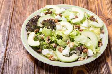 Sağlıklı salata avokado, ceviz ve peynir ile. Vegan gıda