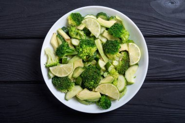 Yeşil salata avokado, brokoli, salatalık ve kireç ile. Sağlıklı vejetaryen salata