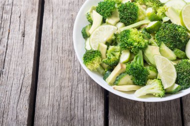Yeşil salata avokado, brokoli, salatalık ve kireç ile. Sağlıklı vejetaryen salata