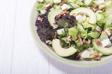 Sağlıklı salata avokado, ceviz ve peynir ile. Vegan gıda