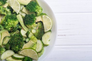 Yeşil salata avokado, brokoli, salatalık ve kireç ile. Sağlıklı vejetaryen salata