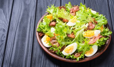 Pastırma, yumurta ve lattuce ile taze salata